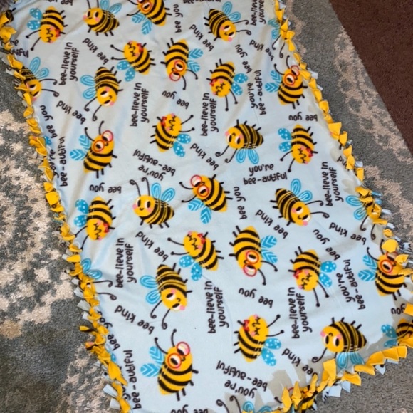 AVERAGE SIZE THROW (2 yards); HOMEMADE NO SEW FLEECE BLANKET - Picture 4 of 9